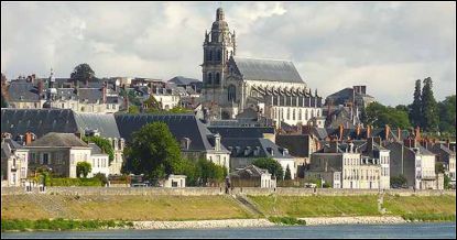 La Cathédrale Saint Louis au-dessus de la Loire