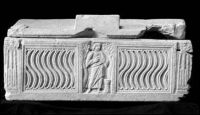 Sarcophage de saint Césaire (personnageencadré de panneaux ornés de strigiles)